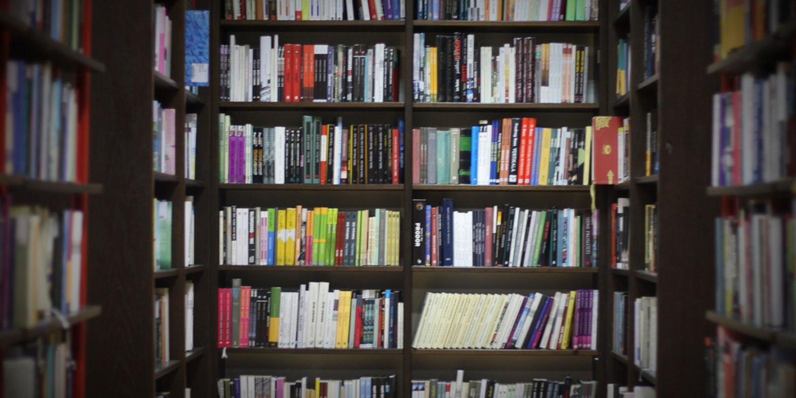 Estante com livros